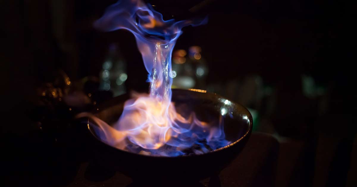 Qué es la queimada y cuál es su receta y conjuro. Cómo se prepara con aguardiente de orujo Paniagua